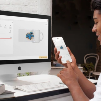 I clienti creano la propria borraccia personalizzata sul customizzatore di laTostadora dal cellulare e dal computer.