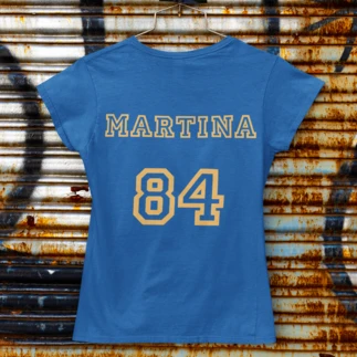 Camiseta de pijamas azul personalizada con el nombre Martina y el número 84 