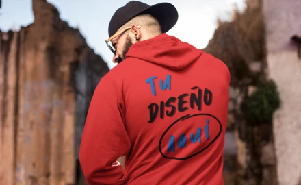  Hombre lleva una sudadera con capucha roja con un diseño personalizado en la espalda