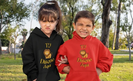  Una niña y un niño llevan sudaderas negra y roja con un diseño de león personalizado