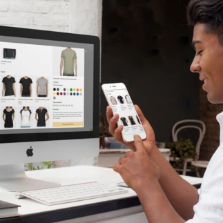  Customer looking at the different personalised T-shirts available on tostadora.fr on mobile and computer