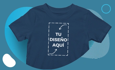  Niño con una camiseta personalizada azul cielo con un texto impreso en la parte delantera